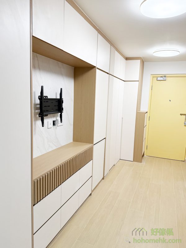 以白色為主調的家具設計配少量原木色，不僅延續了日系設計的簡潔清新，還能高效反射光線，即使是客廳欠缺窗戶的單位，也能擺脫昏暗感，令空間更明亮，居住更舒適。這種配色方案不但適合作為日常傢俬設計，更成為提升空間感的妙招。