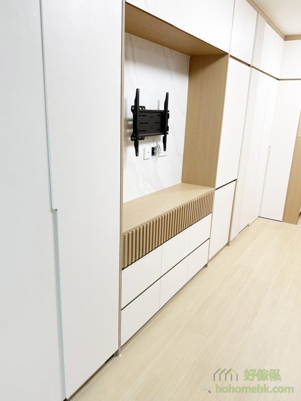 以白色為主調的家具設計配少量原木色，不僅延續了日系設計的簡潔清新，還能高效反射光線，即使是客廳欠缺窗戶的單位，也能擺脫昏暗感，令空間更明亮，居住更舒適。這種配色方案不但適合作為日常傢俬設計，更成為提升空間感的妙招。