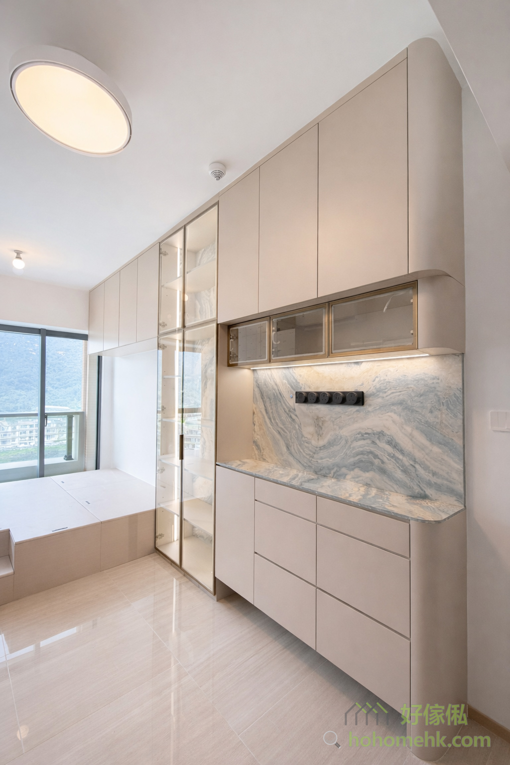 採用奶茶色調的櫃身設計，可以高效反射自然光與燈光，尤其適合深長型客廳，令室內更顯明亮光猛。局部加入藝術紋理的設計，例如訂造的油畫風格的飾面，不僅提升空間的高級感，還加強了整體的藝術氣息，讓家居更具品味。