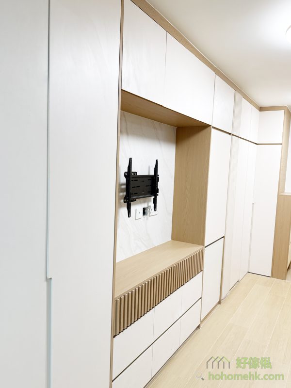 將電視櫃與全屋的儲物櫃整合設計，是日系簡約風格的精髓所在。不僅讓整體設計更為統一，亦能合理運用牆身空間，實現極度乾淨的視覺效果。這種設計方式特別適合香港細單位，解決了儲物空間不足的問題之餘，亦令每個空間都物有所值。