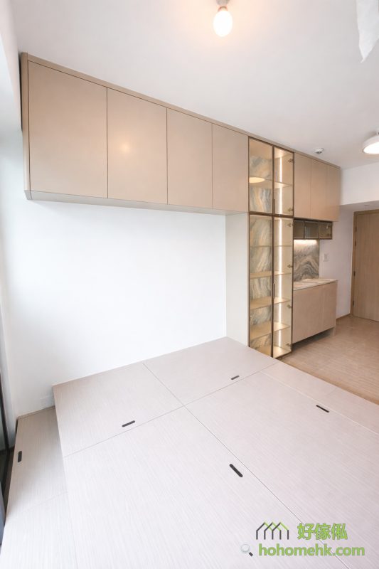 客廳若外接露台，可透過升高地台，減少外面灰塵飄進客廳的機會。不僅如此，一個簡單的高低差，就能把實用性與清潔方便性完美結合。