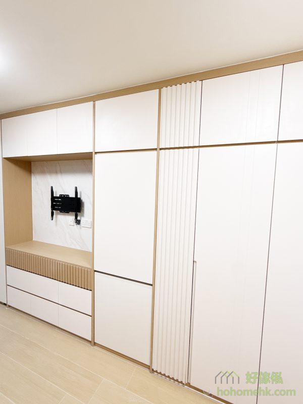 將電視櫃與全屋的儲物櫃整合設計，是日系簡約風格的精髓所在。不僅讓整體設計更為統一，亦能合理運用牆身空間，實現極度乾淨的視覺效果。這種設計方式特別適合香港細單位，解決了儲物空間不足的問題之餘，亦令每個空間都物有所值。