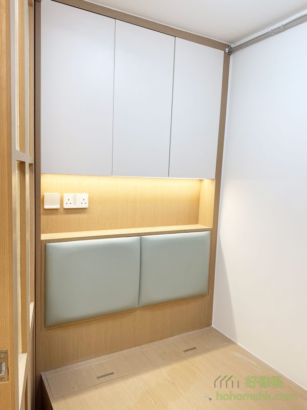 間房的主體間隔和趟門採用暖木色與長虹玻璃結合，散發出濃厚的日式裝潢風格。暖木色帶來的自然氣息，加上長虹玻璃若隱若現的效果，令空間瞬間變得柔和而高級。這種材質與顏色搭配，既有實用性，又可以大幅提升家居的美感，特別適合希望打造溫暖和諧氛圍的家庭。