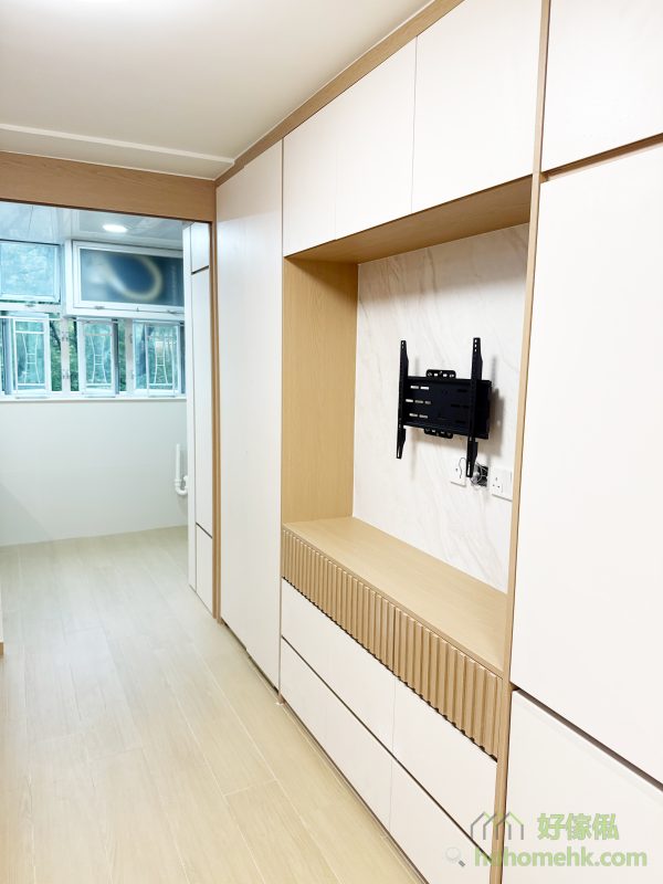 訂造電視櫃時，選用掛牆電視架可以帶來更多靈活性。電視架不僅能固定電視，還可自由調整角度，讓家人無論是在客廳任何位置都能輕鬆觀影。同時，電視架讓電視易於移動及檢修，對於善於利用科技提升生活便利的香港客戶來說，非常實用。