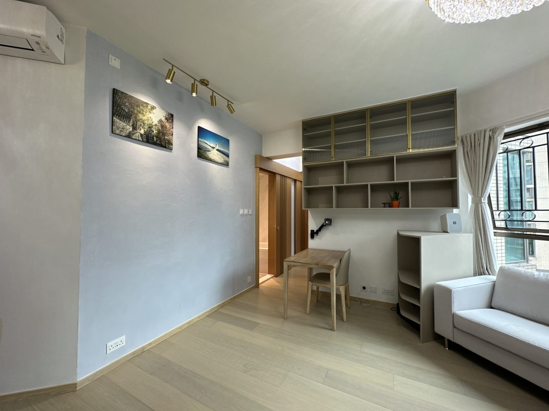 吊趟門訂造服務，非常適合想換門款的客人，可以「輕裝修」就能令屋企快速煥然一新！全屋裝修的客人，亦可以選擇用吊趟門代替走廊兩旁的房門，令浴室及房間都可完全用盡空間，不用額外預留掩門的開門位置，傢俬佈局更靈活。