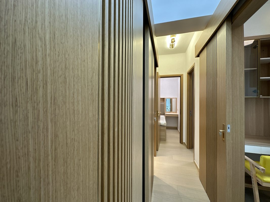 吊趟門訂造服務，非常適合想換門款的客人，可以「輕裝修」就能令屋企快速煥然一新！全屋裝修的客人，亦可以選擇用吊趟門代替走廊兩旁的房門，令浴室及房間都可完全用盡空間，不用額外預留掩門的開門位置，傢俬佈局更靈活。