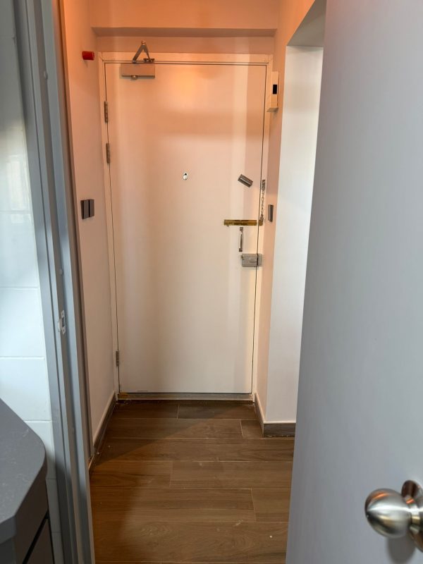 全屋裝修的客人，如果原有的大門狀態良好的話，都可以考慮保留舊門，簡單地做大門翻新工程，師傅會重新上木器漆或手掃漆，令舊門可以完美地融入新裝修的環境。