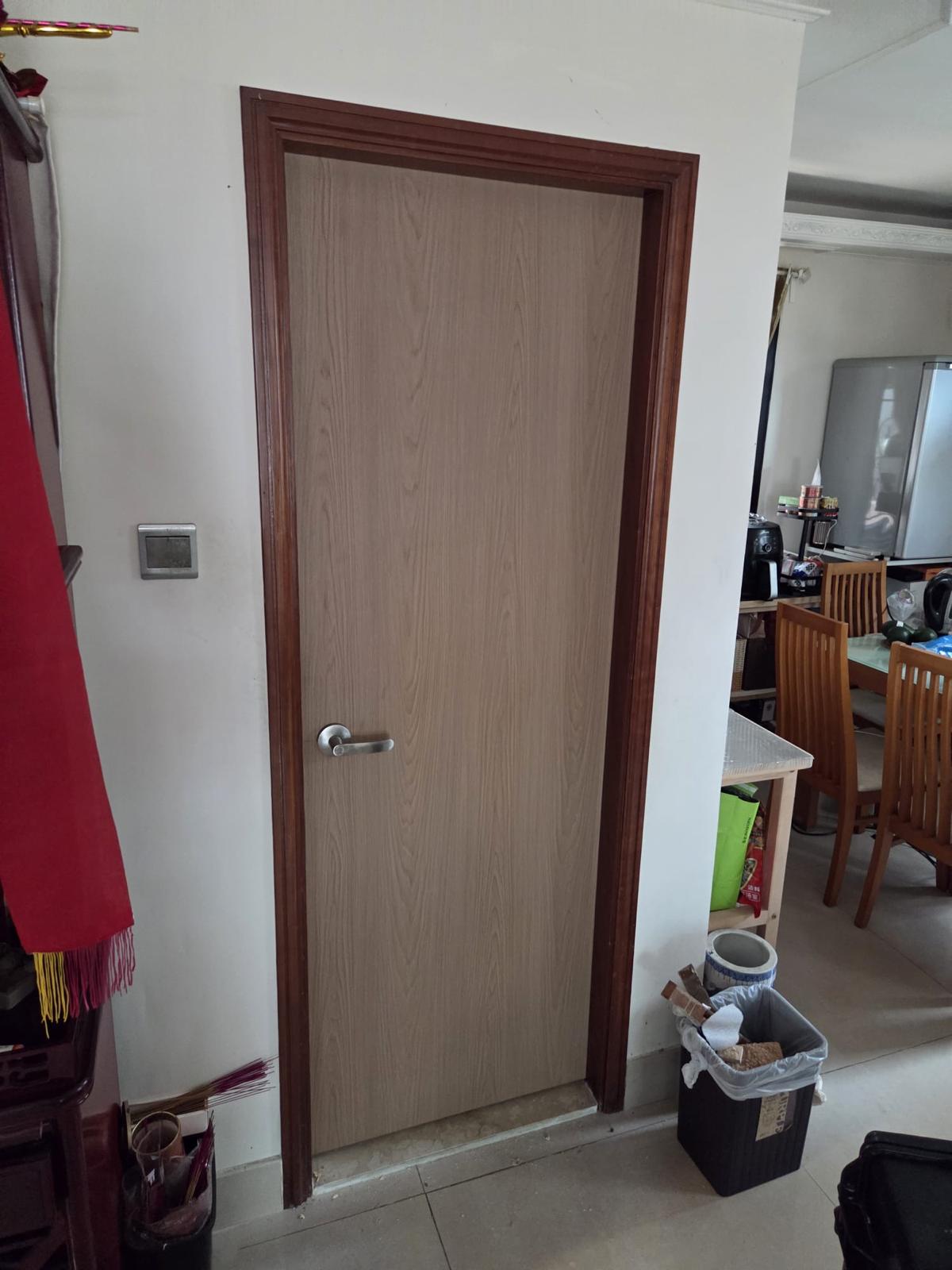 元朗斌逸雅苑，廁所門(掩門)訂造服務，訂造新門板，保留舊門框。