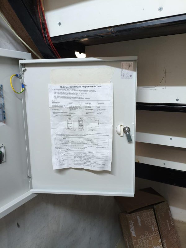 大埔廣福道地舖電箱工程進行中，供應及安裝室內三箱電掣總箱，提供微型斷路器，接駁原有室內大廈總電線位，原有位置安裝電掣總箱。