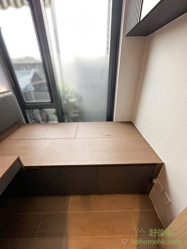 這款睡房地台床以深木色作主調，與同款色系的地板形成和諧的視覺效果，不僅提升整體質感，更突顯主人的品味與個性。深木色經典耐看，容易搭配不同的室內設計風格，特別適合需要兼顧設計與耐用性能的客戶。