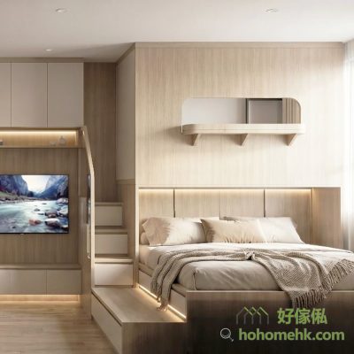 下層睡房角度，淺木色地台床以布料軟包床頭板為背牆，上方設一組白色浮台書架，左方為木紋電視牆配壁掛電視及LED燈帶，樓梯踢腳位配隱藏燈槽，白色窗簾透入自然光，整體風格日系簡約溫暖