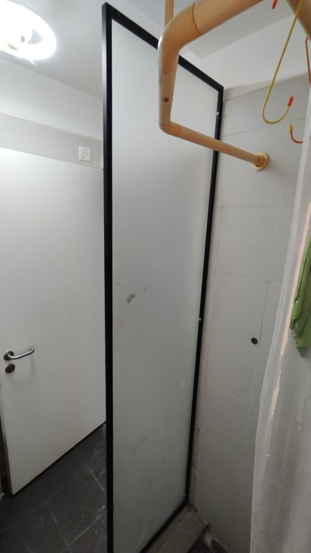 黑色鋁框配磨砂玻璃浴屏，浴室空間較狹窄，可以選擇做固定式的單片浴屏，再自行配搭浴簾，同時兼顧空間彈性與防水的功能。