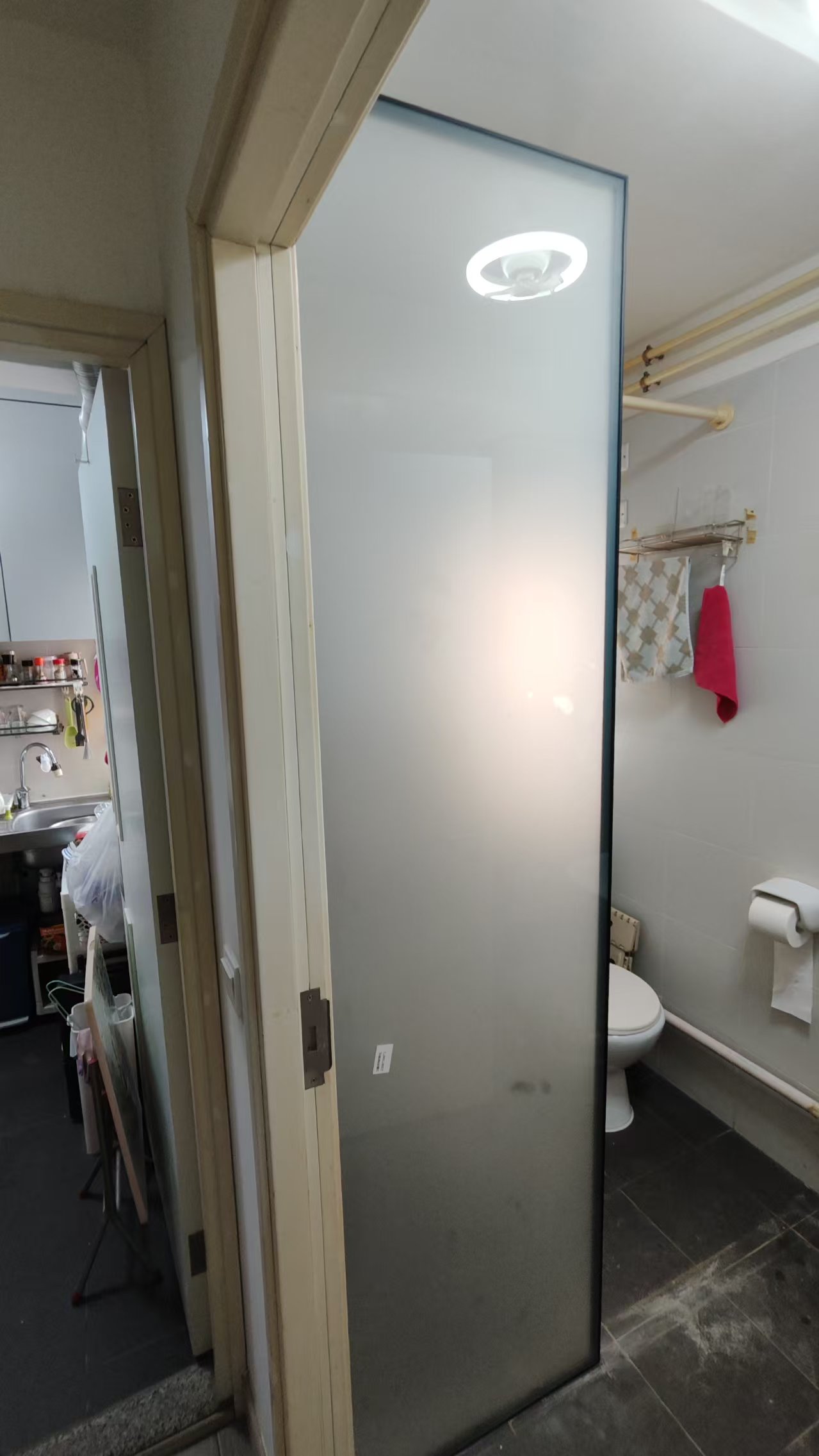 黑色鋁框配磨砂玻璃浴屏，浴室空間較狹窄，可以選擇做固定式的單片浴屏，再自行配搭浴簾，同時兼顧空間彈性與防水的功能。