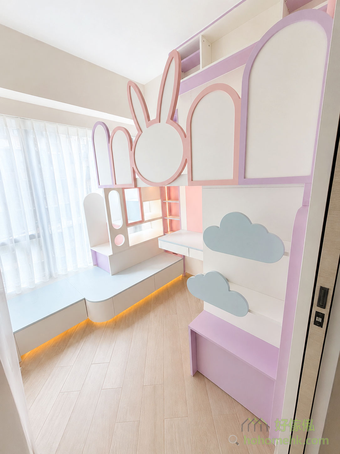 為了保證小朋友的安全，我們在書枱、吊櫃及地台的邊角，特意加入大圓邊處理，避免尖角帶來的潛在危險。即使孩子在房間內盡情玩耍，家長也可完全放心，因為我們已將安全細節融入設計的每一部分，細膩呵護，讓小朋友的成長天地倍感溫馨。