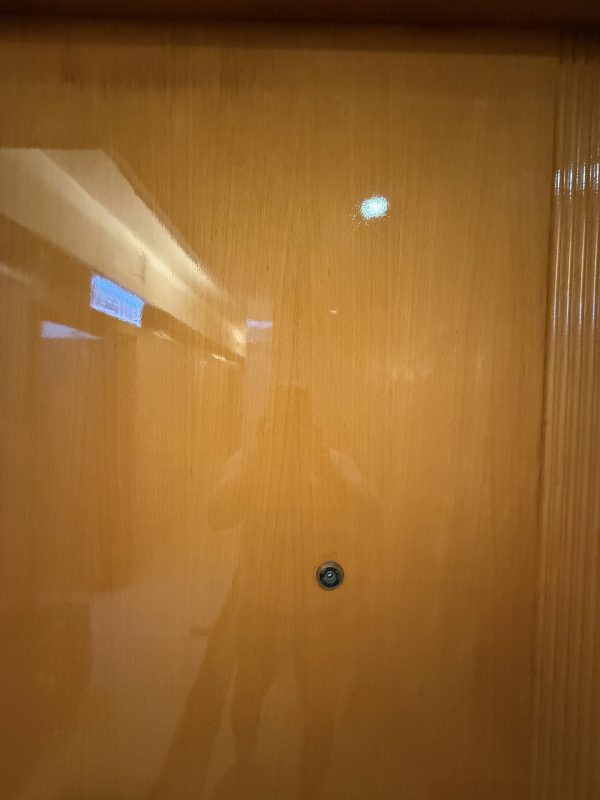 大門翻新服務，師傅會重上木器漆或手掃漆，還可以填平小型凹坑，完工效果彷如換了一道新門，光潔如新。