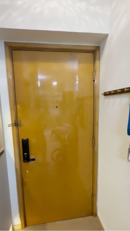 大門翻新服務，師傅會重上木器漆或手掃漆，還可以填平小型凹坑，完工效果彷如換了一道新門，光潔如新。
