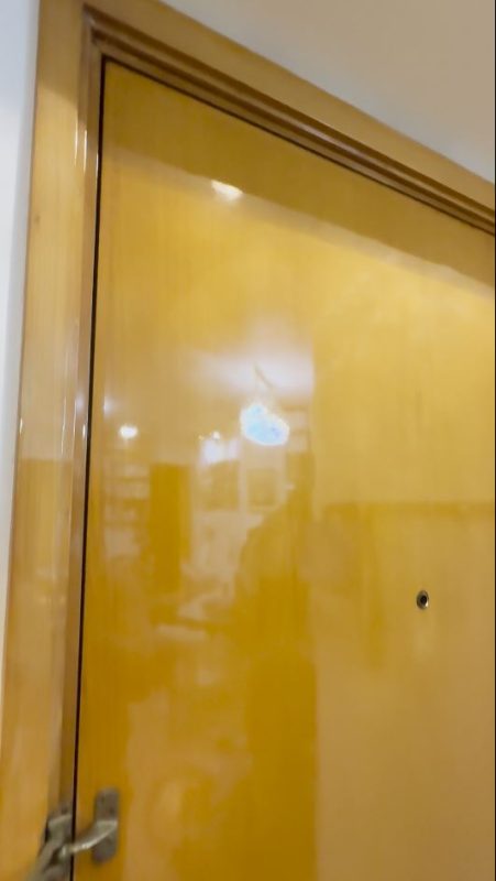 大門翻新服務，師傅會重上木器漆或手掃漆，還可以填平小型凹坑，完工效果彷如換了一道新門，光潔如新。