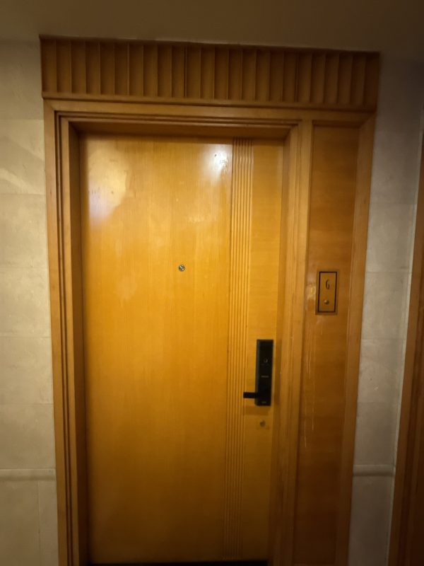 屋企住耐了，天天出入或打掃，或多或少會撞到大門和門框，門框可能會有大大小小的崩花凹痕，大門門板亦都變得暗淡無光。做一次全爆裝修花費不少，想省錢的話，不妨試試大門翻新服務，取代直接換門！