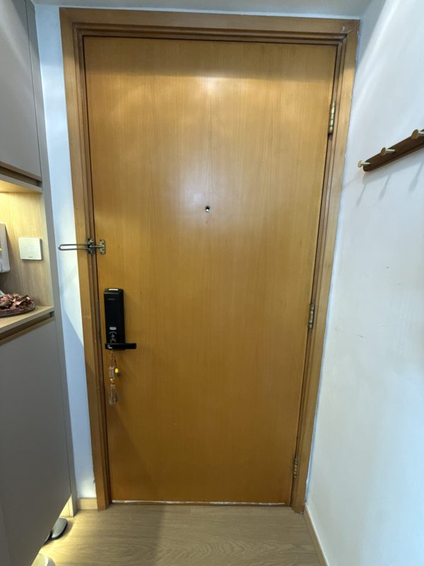 屋企住耐了，天天出入或打掃，或多或少會撞到大門和門框，門框可能會有大大小小的崩花凹痕，大門門板亦都變得暗淡無光。做一次全爆裝修花費不少，想省錢的話，不妨試試大門翻新服務，取代直接換門！