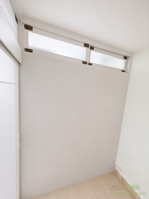 香港的居住環境經常需要兼顧通風與空間使用率，因此間房頂設計了一組活動趟窗，方便氣流流通，使房間不會感到悶焗。另外，搭配的磨砂玻璃窗亦能有效採光，於日間減少依賴人工燈光，節能又實用。