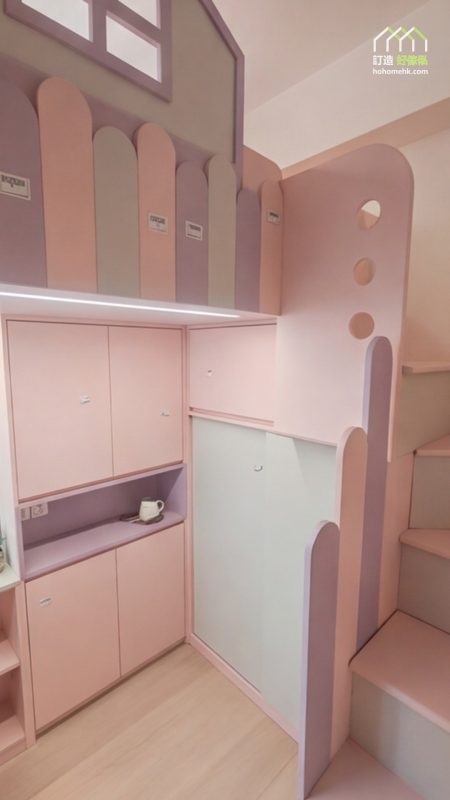粉紅組合床下方設粉紅櫃門、淡灰色面板及淡紫開放格，上方拼色床欄底部有橫向燈帶，右側可見圓孔側板與粉紅梯級。