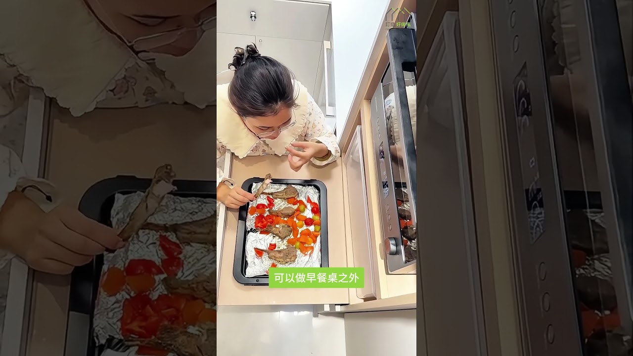 香港地寸金尺土，廚房雜物多到就嚟爆炸？ 唔使驚！睇下我哋呢套訂造櫥櫃點樣變魔法！：影片真實縮圖