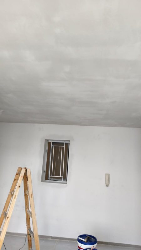 全屋牆身及天花剷底批灰完成